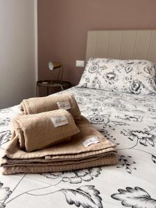 een bed met handdoeken bovenop bij Casa blu relax in Garda
