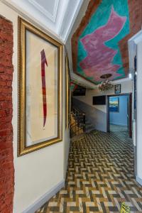 イスタンブールにあるBahaus Guesthouse Hostelの建物内廊下壁画