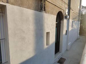 un callejón con una puerta negra en un edificio en L'Arsenàl en Trieste