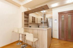 een keuken met een aanrecht en 2 stoelen in een kamer bij Stay Inn apartments at Buzand 13 street in Jerevan
