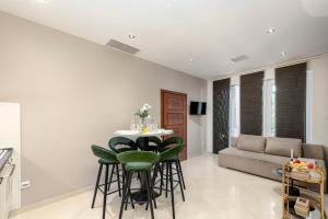 Televízia a/alebo spoločenská miestnosť v ubytovaní Apartment Barbara with Private pool