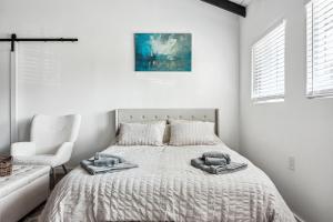 - une chambre avec un lit et des serviettes dans l'établissement Private Studio Oasis with Nature at Your Doorstep, à Thousand Oaks