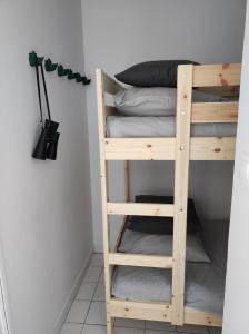 Palanda nebo palandy na pokoji v ubytování Appartement Vue bleu azur