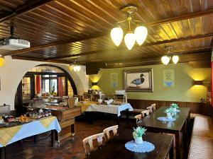 ein Restaurant mit Tischen und Stühlen und ein Esszimmer in der Unterkunft Brauereigasthof zur Münz seit 1586 in Günzburg