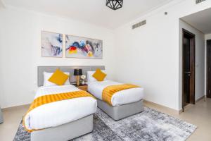 Postel nebo postele na pokoji v ubytování Ultimate Stay / 7 people / Spacious / Dubai Creek with Marina Views