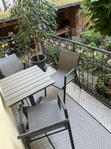 d'une table en bois et de deux chaises sur un balcon. dans l'établissement Cozy Rosy - gemütlich, zentral, frei Parken!, à Bamberg
