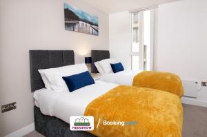 Ένα ή περισσότερα κρεβάτια σε δωμάτιο στο Deluxe 3-Bedroom Spacious City Centre Apartment By Hedgerow Properties Limited