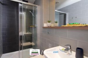 Ένα μπάνιο στο Deluxe 3-Bedroom Spacious City Centre Apartment By Hedgerow Properties Limited