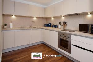 Η κουζίνα ή μικρή κουζίνα στο Deluxe 3-Bedroom Spacious City Centre Apartment By Hedgerow Properties Limited