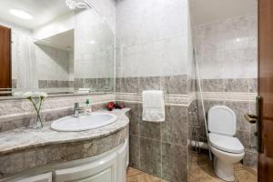 La salle de bains est pourvue d'un lavabo, de toilettes et d'un miroir. dans l'établissement TT Holidays 2Bedrooms /Casa city center, à Casablanca