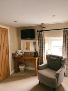 Habitación con silla y escritorio con ordenador. en The Cheviot Hotel, en Bellingham