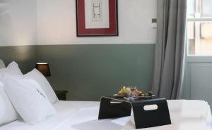 een fruitschaal op een bed bij Beautiful Athens Apartment | 1 Bedroom | Apartment Gildarts | Furnished Balcony Overlooking the City | Athinaidos in Athene