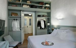 Un dormitorio con una cama con un plato. en Beautiful Athens Apartment | 1 Bedroom | Apartment Gildarts | Furnished Balcony Overlooking the City | Athinaidos en Athens
