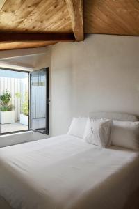 Tempat tidur dalam kamar di Luxury Athens Apartment | 2 Bedrooms | Apartment Mavis | Spacious Terrace with Hot Tub and Stunning City Views | Athinaidos