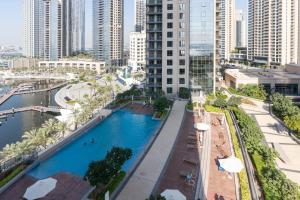 Bazén v ubytování Ultimate Stay / 7 people / Spacious / Dubai Creek with Marina Views nebo v jeho okolí