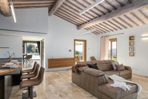 ein Wohnzimmer mit einem Sofa und einem Tisch in der Unterkunft Villa Velari In Volterra With Private Pool, AC in Volterra