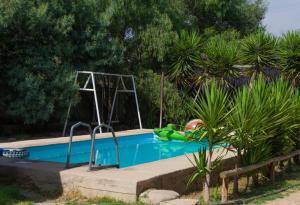 een zwembad met een glijbaan in een tuin bij Alme cabañas Olmué in Granizo