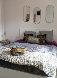 ein Schlafzimmer mit einem Bett und einem Korb darauf in der Unterkunft Chambres d'hôtes & jacuzzi - A l'ombre des amandiers in Saint-Martin-dʼArdèche