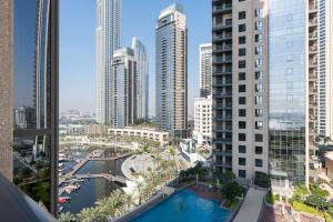 Bazén v ubytování Ultimate Stay / 7 people / Spacious / Dubai Creek with Marina Views nebo v jeho okolí