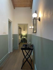 una habitación con una mesa con un fregadero. en Stunning Athens Apartment | 1 Bedroom | Apartment Juvia | Athinaidos en Atenas