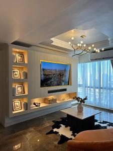 uma sala de estar com uma televisão na parede em MAKATI Prime Luxury em Manila