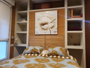 um quarto com uma cama com um quadro na parede em Ideal Parejas em Lekeitio