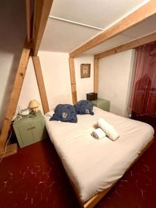 uma cama com duas almofadas num quarto em Abbaye - Appartement spacieux au coeur du Vieux-Nice em Nice