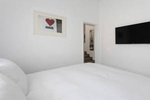 Кровать или кровати в номере 3BR Duplex with Stunning Outdoors by HolyGuest