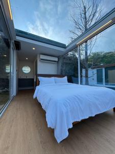 Postel nebo postele na pokoji v ubytování 見晴花園山莊Sunshine Villa