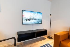 Televiisor ja/või meelelahutuskeskus majutusasutuses Hlemmur Suites