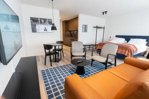 een hotelkamer met een bed en een bank bij Hlemmur Suites in Reykjavík