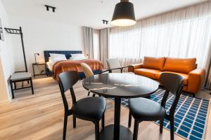 een woonkamer met een bank en een tafel bij Hlemmur Suites in Reykjavík