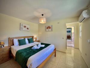 Ένα ή περισσότερα κρεβάτια σε δωμάτιο στο Albufeira Summer Villa 2 with Pool by Homing +23 φωτογραφίες