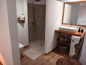 A bathroom at casa santa caterina