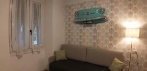 ein Wohnzimmer mit einem Sofa und einem Koffer an der Wand in der Unterkunft Rifugio sul mare in Lerici