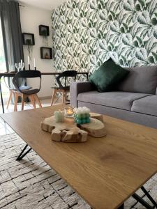 a coffee table in a living room with a couch at Appartement de Charles in Roye
