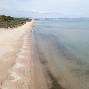 una vista aérea de una playa de arena cerca del agua en Le Domaine de la mer - Appartements de plage dans un cadre enchanteur, en Hyères