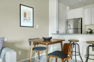 Kuchyň nebo kuchyňský kout v ubytování Pasadena 1BR w gym pool nr Colorado Ave LAX-861