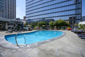 ロサンゼルスにあるBlueground DTLA pool courtyard near dining LAX-1202のビルが立ち並ぶ街にある大きなプール