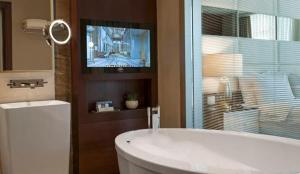 Um banheiro em Elite World Grand Istanbul Basın Ekspres mais 37 fotos