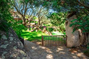 オルビアにあるBorgo Rudalza Villas & Apartmentsの木や草が生い茂る庭の門 +33枚の写真