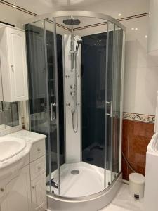 un bagno con doccia e lavandino di T2 à proximité des plages a Cannes