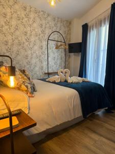 een slaapkamer met 2 zwanen op een bed bij Ateneo Cuenca in Cuenca