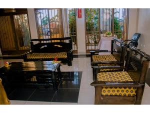 Igitego Hotel Remera في كيغالي: غرفة بها كراسي وطاولات ونوافذ