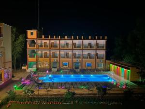 Resort Neel Nirjan !! Best Family Couple friendly family Resort!!内部或周边的泳池