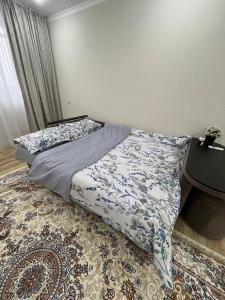 1 dormitorio con 1 cama y vestidor en Квартира, en Sätbaev