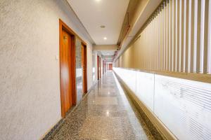 um corredor vazio de um edifício com um corredor em FabHotel La Victoria em Surate