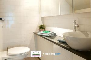Bathroom sa Stunning 2 bed, 2 bath City Centre Duplex Penthouse By Hedgerow Properties Limited