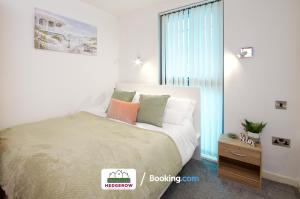 Kama o mga kama sa kuwarto sa Stunning 2 bed, 2 bath City Centre Duplex Penthouse By Hedgerow Properties Limited