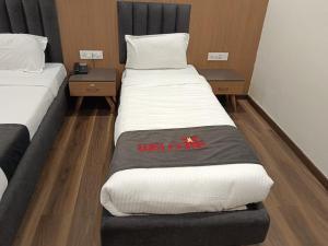 Postel nebo postele na pokoji v ubytování Hotel welcome somnath